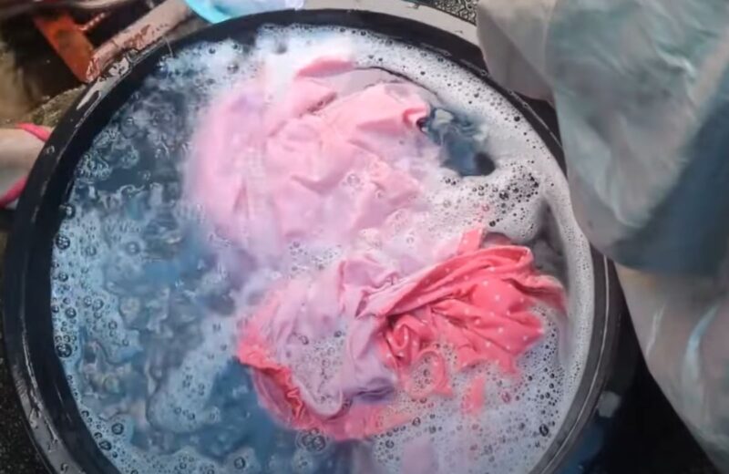 Pažljivo ispiranje mlakom vodom na 30°C štiti boju i vlakna, produžavajući vek vaše odeće.