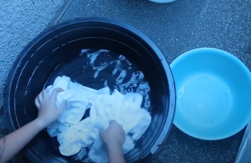 Pravilno ručno pranje i sušenje produžava životni vek i čuva boju svih majica.
