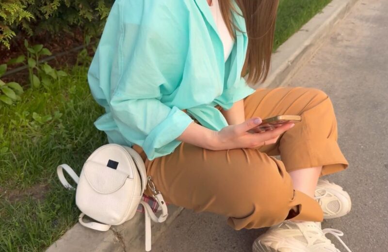 Casual i poslovni outfiti kombinuju udobnost i stil, uz detalje poput cipela, marama i teget tonova.